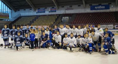 2. Tag_Eishalle_Gruppenfoto_mit_allen_Mannschaften
