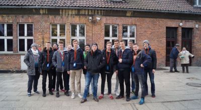 4. Tag_Ausschwitz_Gruppenfoto_vor__der_Führung